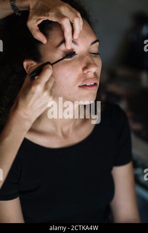 Make-up Artist Anwendung Mascara auf Braut Auge Stockfoto
