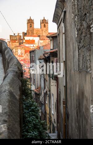 Portugal, Porto District, Porto, Alley entlang der alten Stadthäuser mit Kathedrale von Porto im Hintergrund Stockfoto