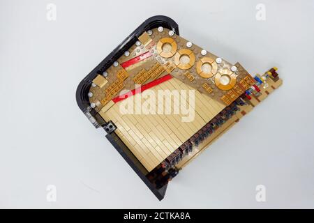 Das LEGO Piano Modell, das zur Ideas Series mit der Seriennummer 21323 gehört, wird am 1. August 2020 angezeigt. Das Modell, das von OV Stockfoto