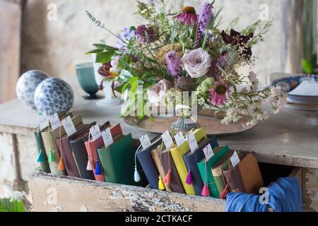 Dekoration von bunten Blumen und Bücher auf Hochzeitstisch Stockfoto