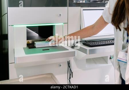 Nahaufnahme eines Arztes, der Medikamente über ein Spendersystem im Krankenhaus einnimmt Stockfoto