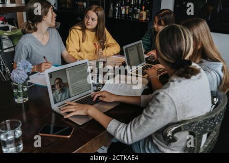 Teenager-Mädchen lernen und lernen von zu Hause aus, mit Laptops Stockfoto