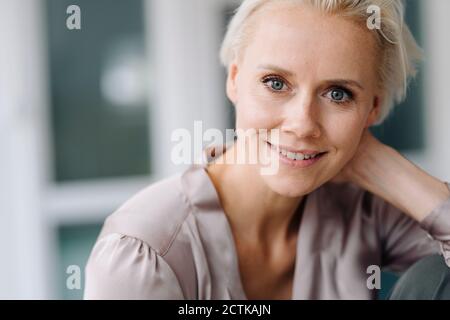 Nahaufnahme Porträt einer lächelnden Geschäftsfrau im Büro Stockfoto