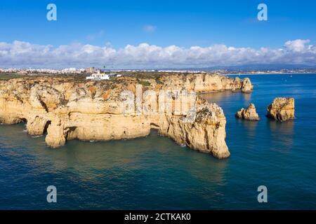 Portugal, Algarve, Lagos, Drone Blick auf Ponta da Piedade Landzunge und Farol da Ponta Leuchtturm Stockfoto