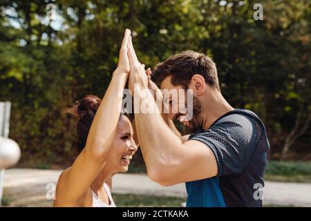 Mann und Frau auf einem Fitnessparcours Stockfoto