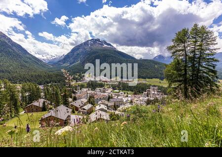 Schweiz, Kanton Graubünden, Pontresina, Ort im Berninatal an sonnigen Sommertagen Stockfoto