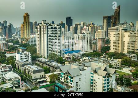 Thailand, Bangkok, Luftaufnahme von Wohnwohnungen mit Downtown Wolkenkratzern im Hintergrund Stockfoto