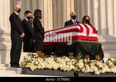 Washington, Usa. September 2020. Vizepräsident Pence und zweite Dame Karen Pence zollen der Rechtsanwaltsanwärterin Ruth Bader Ginsburg ihre Achtung, da sie in Ruhe auf der Spitze der Schritte des Obersten Gerichtshofs am 23. September 2020 in Washington DC liegt. (Foto: Ken Cedeno/Sipa USA) Quelle: SIPA USA/Alamy Live News Stockfoto