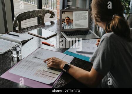 Teenager-Mädchen, die von zu Hause aus lernen, mit Laptop Stockfoto