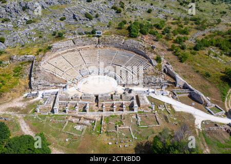 Griechenland, Ostmakedonien und Thrakien, Filippoi, Luftaufnahme des antiken Amphitheaters in Philippi an sonnigen Tagen Stockfoto