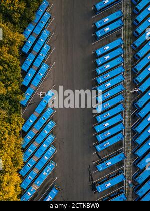 Luftaufnahme des Parkplatzes gefüllt mit blauen Bussen Stockfoto