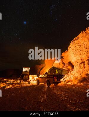 Off-Road-Autos in beleuchteten Wüstencamp in der Nacht Stockfoto