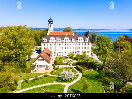 Deutschland, Bayern, Bernried am Starnberger See, Drohnenansicht des Klosters Bernried im Frühjahr Stockfoto