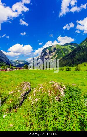 Österreich, Tirol, Vomp, landschaftlich reizvoller Blick auf das grüne Unterinntal im Sommer mit Dorf im Hintergrund Stockfoto