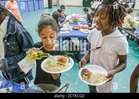 Miami Florida, Grundschule der Frederick Douglass Elementary School, Cafeteria in der Innenstadt, Picknick-Mittagessen, Studenten Mädchen Mädchen weiblich Black AF