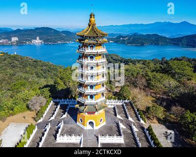 Taiwan, Nantou County, Yuchi Township, Luftaufnahme von Ci en Pagode mit Sonne Mond See im Hintergrund Stockfoto