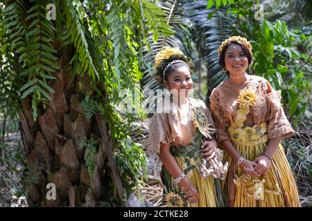 Carey Island, Selangor/Malaysia - Mär 17 2018: Malaysia Orang asli Mah Meri Mädchen in Ölpalmen Anwesen. Stockfoto