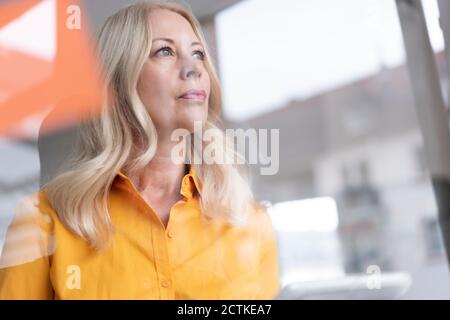 Nahaufnahme einer durchdachten Geschäftsfrau, die im Heimbüro wegschaut Durchgangsfenster Stockfoto