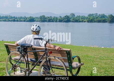 Huntsville Alabama, Tennessee River Water Ditto Landing Greenway, Landschaft szenische Bank Park Mann Fahrrad Fahrer Biker Fahrrad, Stockfoto