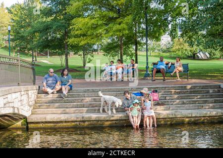 Huntsville Alabama, Big Spring Park Water, Familie Familien Mutter Vater Sohn Junge Kind, Stockfoto