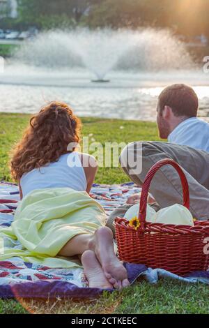 Huntsville Alabama, Big Spring Park, kostenlose Jazz-Konzert-Szenen Mann Frau weibliches Paar liegend Gras, Picknickkorb, Stockfoto