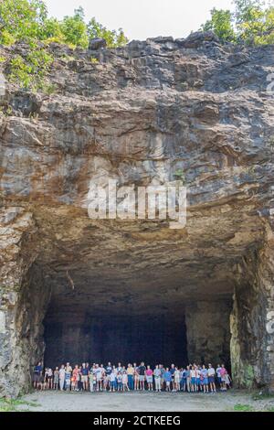 Huntsville Alabama, Land Trust Trails Historic Three Caves, Gruppenbesichtigungen am Eingang, Stockfoto