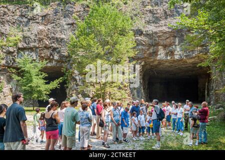 Huntsville Alabama, Land Trust Trails Historic Three Caves, Gruppenbesichtigungen am Eingang, Stockfoto