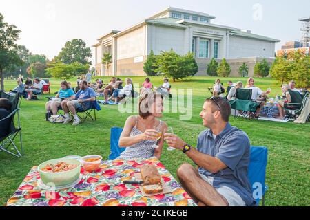 Huntsville Alabama, Big Spring Park Konzert im Park, Mann Frau weibliches Paar Picknick, Stockfoto