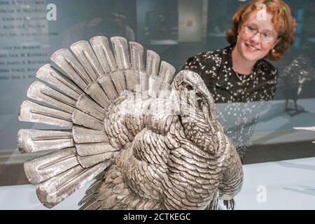 Huntsville Alabama, Big Spring Park Huntsville Museum of Art, Frau bewundernde Skulptur türkei, Stockfoto