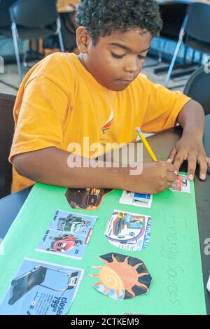 Miami Florida, Coconut Grove Shake A Leg Summer Day Camp Aktivitäten, Studenten machen Poster Klassenzimmer Jungen männlich, Hispanic Black African Stockfoto