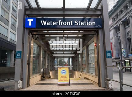 VANCOUVER, BC, KANADA - 13. SEPTEMBER 2020: Beschilderung außerhalb der Waterfront U-Bahn-Station in der Innenstadt von Vancouver mit Angabe der Anforderung für Gesichtsmasken fällig Stockfoto