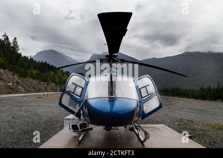 Ein H125-Hubschrauber am Hubschrauberlandeplatz Green Lake in Whistler, BC. Stockfoto