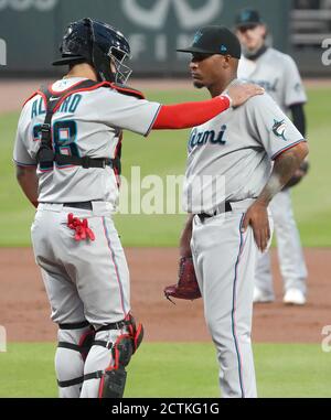 Atlanta, Usa. September 2020. Florida Marlins Catcher Jorge Alfaro (L) spricht mit Startkannen Sixto Sanchez im ersten Inning gegen die Atlanta Braves im Truist Park in Atlanta am Mittwoch, 23. September 2020. Foto von Tami Chappell/UPI Credit: UPI/Alamy Live News Stockfoto