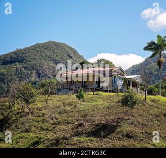 Ein altes verlassenes und unbewohntes Haus auf einem Hügel in Das Land Stockfoto