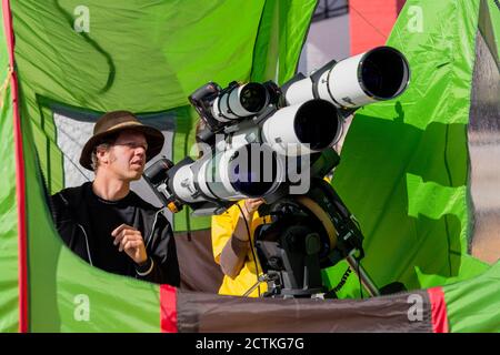 La Serena, Chile - 2019-06-30 - Kamera Arrays mit speziellen Filtern Ziel in die Sonne, um die totale Sonnenfinsternis. Stockfoto