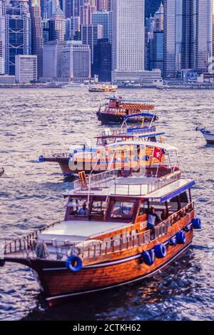 Machen Sie eine Bootstour mit den berühmten Junk-Booten von Hongkong. Stockfoto