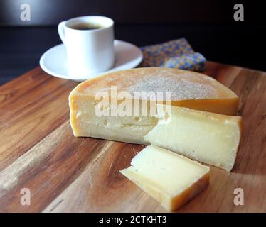 Brasilianischer Käse Queijo da Canastra. Vollständig ausgehärteter Käse aus Rohmilch auf Holzhintergrund.Selektiver Fokus. Stockfoto