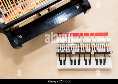 Das LEGO Piano Modell, das zur Ideas Series mit der Seriennummer 21323 gehört, wird am 1. August 2020 angezeigt. Das Modell, das sich aus über zusammensetzt Stockfoto