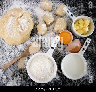 Herstellung von Brötchen Hintergrund. Mehl, Ei, Butter auf Granit. Selektiver Fokus. Stockfoto