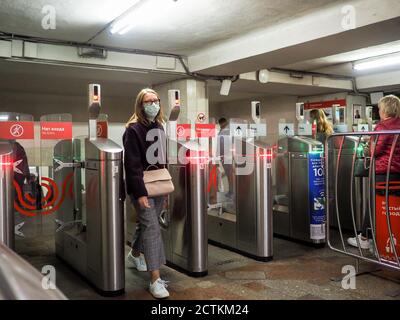 Moskau. Russland. September 22, 2020. Passagiere passieren automatische Drehkreuze an der Moskauer U-Bahn-Station. Auf den Gesichtern der Menschen, Schutzmasken Stockfoto