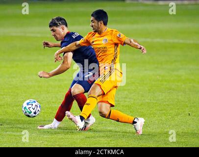 Chicago, USA, 23. September 2020. Major League Soccer (MLS) Chicago Fire FC Mittelfeldspieler Ignacio Aliseda (7) kämpft um den Ball gegen Houston Dynamo Mittelfeldspieler Memo Rodriguez (8) im Soldier Field in Chicago, IL, USA. Feuer gewann 4:0. Kredit: Tony Gadomski / Alle Sport Imaging / Alamy Live Nachrichten Stockfoto