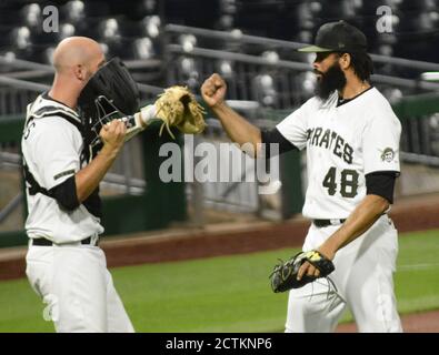 Pittsburgh, Usa. September 2020. Pittsburgh Pirates Relief Pitcher Richard Rodriguez (48) feiert den 2-1 Sieg und den Spar gegen die Chicago Cubs mit Pittsburgh Pirates Catcher Jacob Stallings (58) im PNC Park am Mittwoch, 23. September 2020 in Pittsburgh. Foto von Archie Carpenter/UPI Kredit: UPI/Alamy Live News Stockfoto