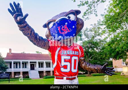 Das Maskottchen der University of South Alabama, der jaguar, trägt eine Maske, um COVID-19, 22. August 2020, in Mobile, Alabama zu verhindern. Stockfoto