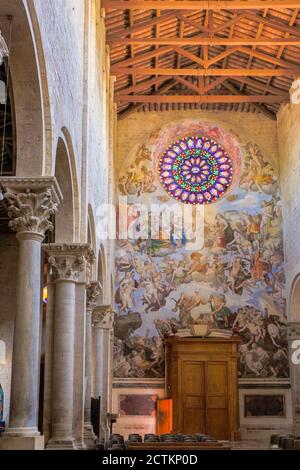 Todi, Umbrien, Italien. Ein riesiges Fresko im dom Santa Maria Annunziata, das das Weltgericht von Ferraù Faenzone darstellt, 15 "Il Faenzone" genannt Stockfoto