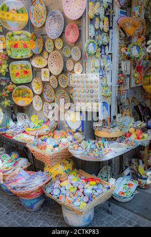 Orvieto, Region Umbrien, Italien. Die Handwerksindustrie der Stadt produziert viele bunte Keramik. Stockfoto