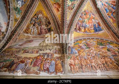 Orvieto, Region Umbrien, Italien. Fresko im dom von Orvieto mit Luca Signorelli's 'Sermon und Taten des Antichristen' und anderen Fresken. Stockfoto