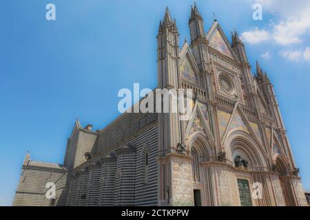 Orvieto, Region Umbrien, Italien. Außenansicht der um 1330 Orvieto Kathedrale hat eine bunte, gotische Fassade, durch vier Säulen geteilt, und wurde Stockfoto