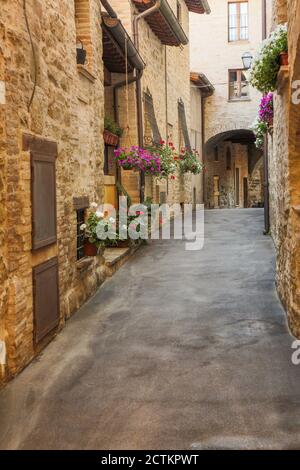 Bettona, Region Umbrien, Italien. Schöne schmale Straße entlang sone Residenzen. (Nur für redaktionelle Zwecke) Stockfoto