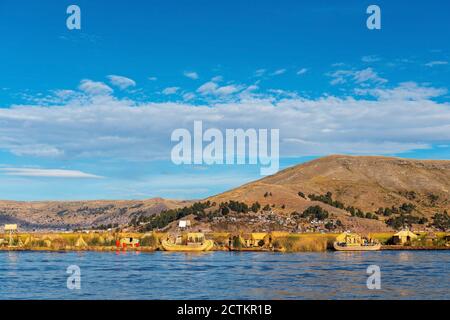 Landschaft der schwimmenden Insel der Uros-indigenen Gruppe, die auf dem Titicacasee vor der Stadt Puno, Peru, lebt. Stockfoto