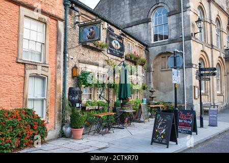 Der Flemish Weaver Pub an der Hauptstraße am frühen Morgen. Corsham, Cotswolds, Wiltshire, England Stockfoto